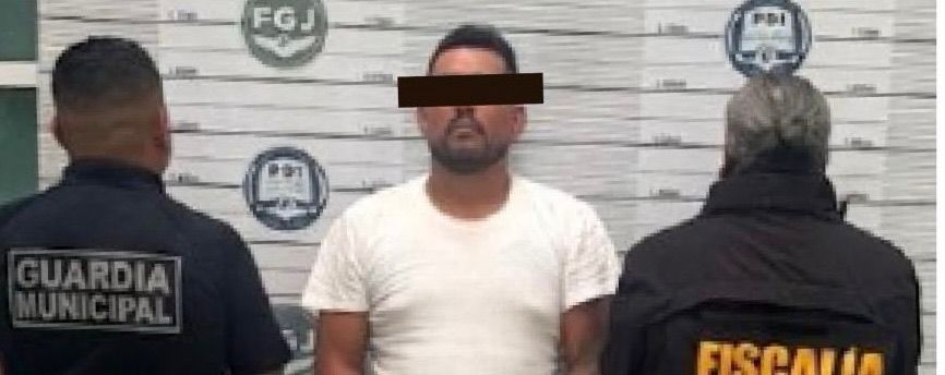 notiflashmx's tweet photo. DETIENE GUARDIA MUNICIPAL A HOMBRE QUE CONTABA CON ORDEN DE APREHENSIÓN VIGENTE
https://t.co/YvwGdMfWbf https://t.co/V2atfxHlV4