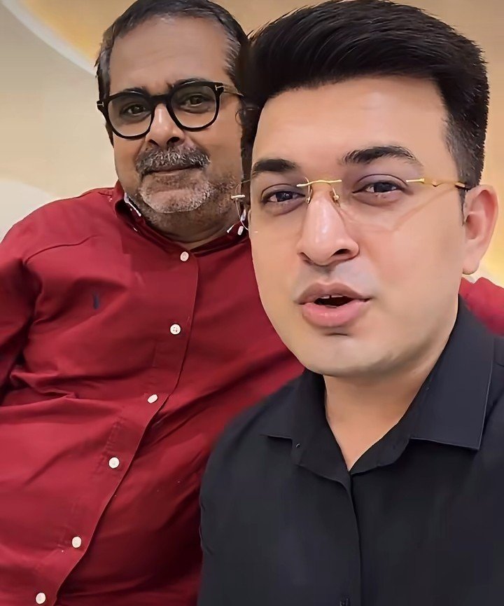 Pra7oel's tweet photo. शुभांकर मिश्रा अब अवध ओझा के साथ आ गए हैं क्योंकि शुभांकर मिश्रा को बहुत ट्रोल किया जा रहा था।

शुभांकर मिश्रा ने अवध ओझा से कहा कि सर अगर कोई ट्रोल करें,तो क्या करना चाहिए।

तब अवध ओझा ने कहा कि 'उका हईया पकड़ ले और तुम्हार लोगन क मेहरारू भाग जाए'।

पत्रकार शुभांकर मिश्रा ने पहले रोशन आनंद सर का पॉडकास्ट किया था और अब खान सर का पॉडकास्ट करने जा रहे हैं। 

क्योंकि ये दोनों टीचरों के बीच विवाद का मामला इस समय पूरे देश में चर्चा का विषय चल रहा है। इसीलिए शुभांकर मिश्रा ने इस मौके को तेजी से लपक लिया, ताकि खूब व्यू लाया जा सके। 

कोई भी बड़ी खबर और विवाद हो तो शुभांकर मिश्रा उस पर जरूर वीडियो बनाते हैं। इस बार तो विवाद का मामला बहुत गर्म था, इसीलिए इन्होंने दोनों टीचरों के साथ पॉडकास्ट करने का सोच लिया। 

जिस कारण शुभांकर मिश्रा को अब इतना ट्रोल किया जा रहा है कि इन्होंने अवध ओझा के साथ ट्रोल करने वाले लोगों का मजाक उड़ाया है।