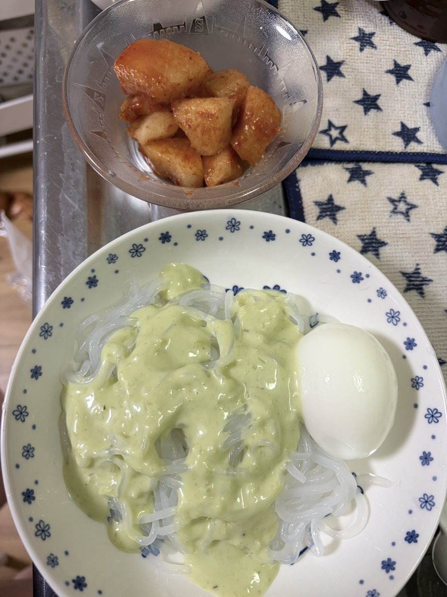 _n_e_ll_0's tweet photo. 台所の隙間で飯食ってるから汚いとか言わんで！！ちゃんとゆっくり時間かけて食べてるー！！最近食べたヤツら https://t.co/l5cDTSFUuM