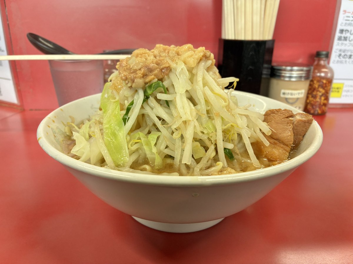 diegozidane4's tweet photo. ２０２６年６月２６日（金）
ラーメン二郎環七一之江店
ぶた２枚入小ラーメン（￥９００）
野菜アブラ

#ラーメン二郎環七一之江店　#ラーメン二郎
#ラーメン　#二郎　#ぶた２枚入小ラーメン

気温：２６°Ｃ
１０：１８着　１０：４６退店 https://t.co/mKYAzISItc