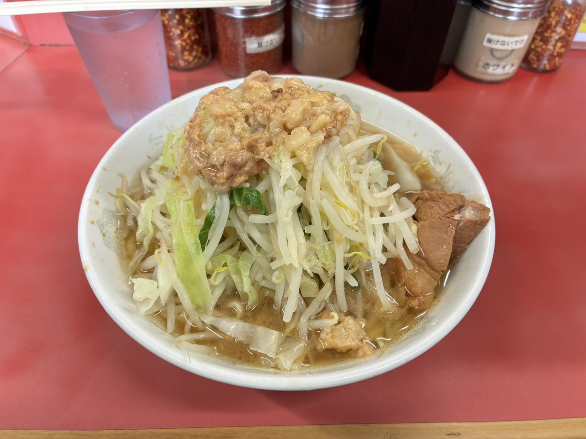 diegozidane4's tweet photo. ２０２６年６月２６日（金）
ラーメン二郎環七一之江店
ぶた２枚入小ラーメン（￥９００）
野菜アブラ

#ラーメン二郎環七一之江店　#ラーメン二郎
#ラーメン　#二郎　#ぶた２枚入小ラーメン

気温：２６°Ｃ
１０：１８着　１０：４６退店 https://t.co/mKYAzISItc