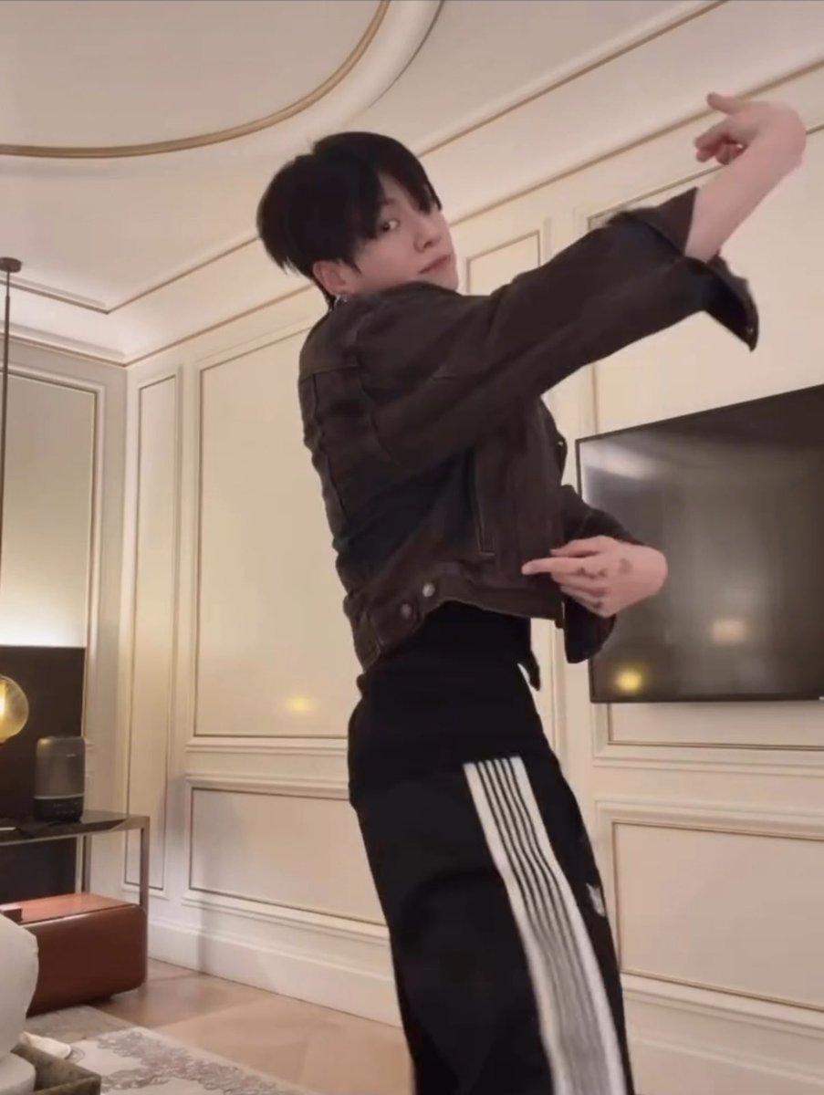 homeisjungkook's tweet photo. that’s my baby, he’s iconic 🥹✨ https://t.co/MApAr9pQlx
