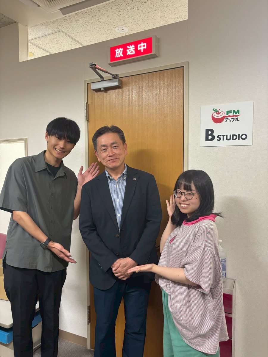 FMApple_765's tweet photo. 「天神・舞トーク！ supported by SoftBank」お聞きいただいた皆さんありがとうございました！

最終回となる今週は平岸天神より統括の穴澤さん、ソフトバンクより北海道営業部の本多さんを迎えてお届けしました！🪭

YouTubeではアーカイブを配信中📻
https://t.co/ea8S9E2ZMT

#平岸天神
#FMアップル https://t.co/e6UECbhn8F