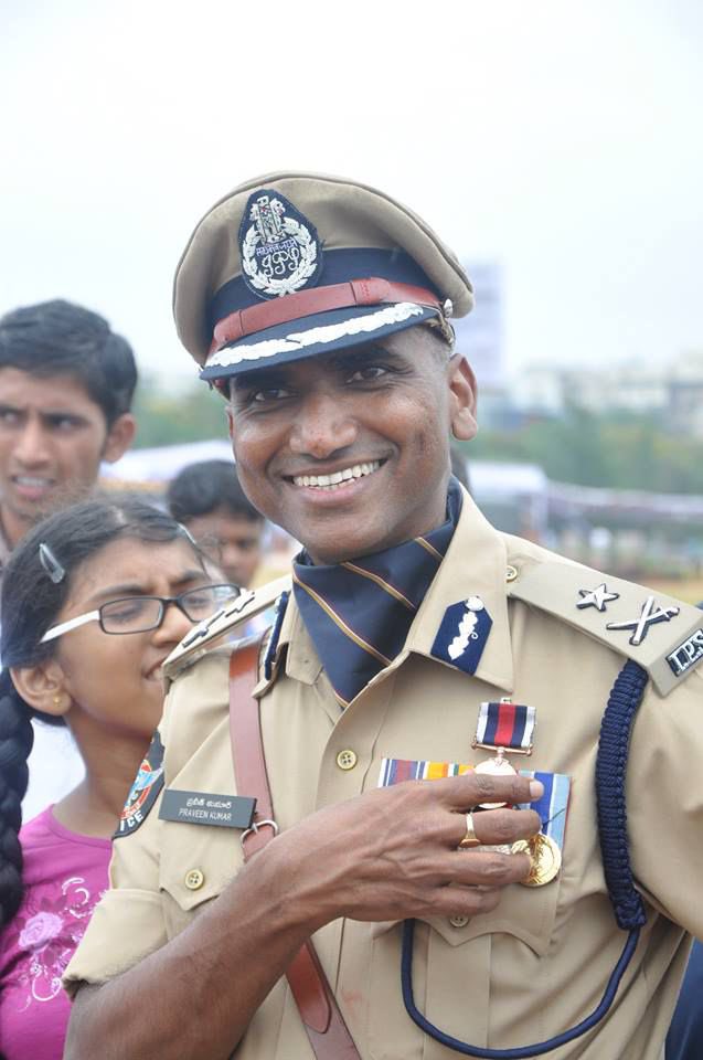 PallaviSwaero3's tweet photo. దేశం కోసం పోరాడిన రియల్ హీరో ప్రాణాలతో చెలగాటమా?

మాజీ IPS, బడుగు బలహీన వర్గాల గొంతుక R.S. ప్రవీణ్ కుమార్ గారి భద్రతను (X-Category) కాంగ్రెస్ ప్రభుత్వం రాత్రికి రాత్రే తొలగించింది. లా అండ్ ఆర్డర్ చూసే సీఎం రేవంత్ రెడ్డి గారికి ఇది తెలిసే జరుగుతోందా? ఎందుకీ కక్షసాధింపు?

రాష్ట్రపతి శౌర్య పతకం పొందిన ఆఫీసర్ ఆయన. ఉమ్మడి రాష్ట్రంలో తీవ్రమైన సంక్షోభాలు వచ్చినప్పుడు, ప్రాణాలకు తెగించి ముందు వరుసలో నిలబడిన వ్యక్తి. ఆయన ప్రాణాలకు ఉన్న ముప్పును గుర్తించే కదా గత ప్రభుత్వాలు భద్రత కల్పించాయి? ఇప్పుడు ఆ ముప్పు సడెన్ గా ఎలా పోయింది? 

2021లో ఆయన తన పదవికి రాజీనామా చేసి ప్రతిపక్ష పార్టీలో చేరినప్పుడు కూడా.. అప్పటి ముఖ్యమంత్రి కేసీఆర్ గారు ఆయన సెక్యూరిటీని తగ్గించలేదు. కానీ నేడు వ్యవస్థల వైఫల్యాలను ప్రశ్నిస్తున్నందుకే కక్షకట్టి భద్రతను ఉపసంహరించుకున్నారా? 

ఒక దళిత బిడ్డ, నిజాయితీ గల ఆఫీసర్ పై ఇలాంటి చర్యలు ప్రజాస్వామ్యానికి చేటు. ఇంటెలిజెన్స్ డిపార్ట్‌మెంట్ ఎవరి ఒత్తిడితో ఈ నిర్ణయం తీసుకుంది?
ప్రజా గొంతుకను అణచివేయలేరు✊
 
ఈ పోస్ట్‌ను షేర్ చేసి, ఈ ప్రభుత్వాన్ని ప్రశ్నించండి.