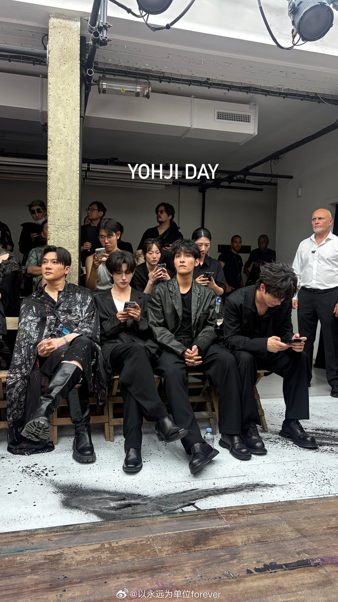 everyone_onu's tweet photo. xixi sibuk banget main hp😌

#XiZhaoXYohjiYamamoto
#XizhaoAtPFW
#Xizhao https://t.co/u3NA87Qr79