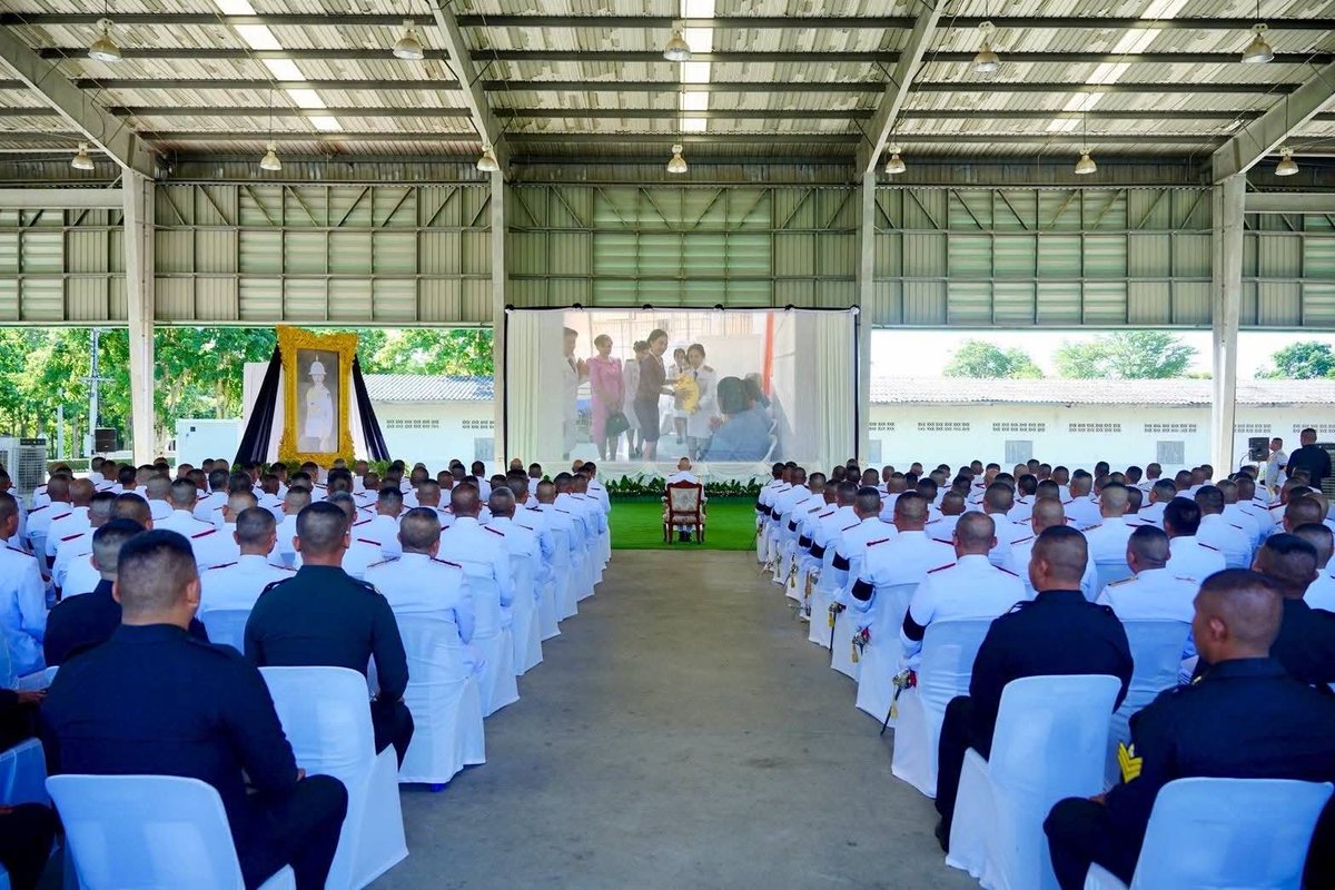 armypr_news's tweet photo. "พล.ร.9 จัดพิธีบำเพ็ญกุศล ปัณรสมวาร อุทิศถวายพระกุศล”

เมื่อวันที่ 25 มิ.ย.69 เวลา 0830
พล.ต. ณัฏฐพงศ์  อัศวินวงศ์ ผบ.พล.ร.9 เป็นประธานในพิธีบำเพ็ญกุศล “ปัณรสมวาร” เพื่ออุทิศถวายพระกุศลแด่ สมเด็จพระเจ้าลูกเธอ เจ้าฟ้าพัชรกิติยาภา นเรนทิราเทพยวดี กรมหลวงราชสาริณีสิริพัชร มหาวัชรราชธิดา โดยนำคณะผู้บังคับบัญชา ข้าราชการ และกำลังพลในสังกัด พล.ร.9 ร่วมประกอบพิธี ณ อาคารอเนกประสงค์ พล.ร.9 และอาคารสโมสร พล.ร.9 ท่ามกลางบรรยากาศแห่งความอาลัยและความสำนึกในพระกรุณาธิคุณอย่างหาที่สุดมิได้

ในการนี้ กำลังพลทุกนายได้ร่วมกันน้อมรำลึกถึงพระกรณียกิจ พระวิริยอุตสาหะ และพระเมตตาธิคุณที่ทรงบำเพ็ญเพื่อประโยชน์สุขของประเทศชาติและประชาชนมาโดยตลอด พร้อมทั้งร่วมถวายความอาลัยด้วยจิตใจอันโศกเศร้าและสำนึกในพระกรุณาธิคุณอันล้นพ้น

พล.ร.9 ขอน้อมถวายความอาลัยอย่างสุดซึ้ง และน้อมรำลึกในพระกรุณาธิคุณแห่ง สมเด็จพระเจ้าลูกเธอ เจ้าฟ้าพัชรกิติยาภา นเรนทิราเทพยวดี กรมหลวงราชสาริณีสิริพัชร มหาวัชรราชธิดา อันจะประทับอยู่ในความทรงจำและดวงใจของกำลังพล ตลอดจนพสกนิกรชาวไทยตราบนานเท่านาน

#กองพลทหารราบที่9
#กองพลเสือดำ
#ศูนย์ประชาสัมพันธ์กองทัพบก