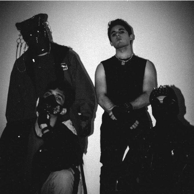 RevistaRayas's tweet photo. 🎸🕊️ Reportaron el fallecimiento de los cuatro integrantes de la banda venezolana de rap-rock y nu metal, Van Der Dijs, tras los sismos del miércoles 24 de junio. Los músicos ensayaban en el edificio Costanar II, ubicado en el sector de Tanaguarena, La Guaira, cuando colapsó. https://t.co/4wNM6xsavk