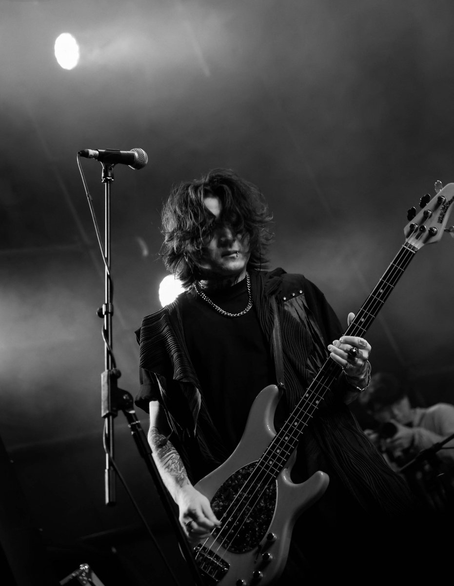 dkanskdi's tweet photo. Just left the indie band’s live show u0026 my ears are still ringing in the best way—their new track gave me chills, whole venue was singing along every lyric! Catch their next gig at the downtown venue this Saturday! https://t.co/5qtOBD3B3p