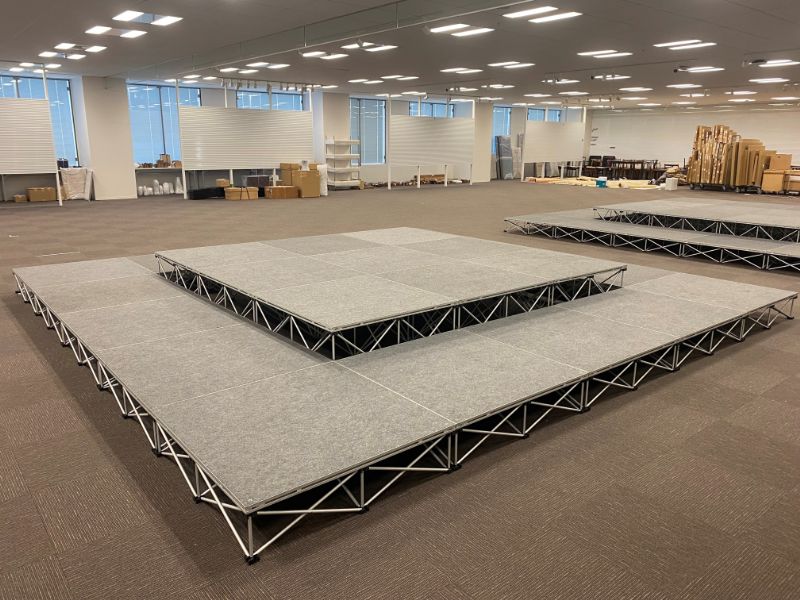 step_showcase_'s tweet photo. 【展示事例】毎日オークション様の会場にて、オークション商品展示用の簡易ステージ50台の搬入・設営を行いました。ステージの大量レンタルもステップにお任せください。
https://t.co/wLerXs80K5 https://t.co/x8S8xmWraW