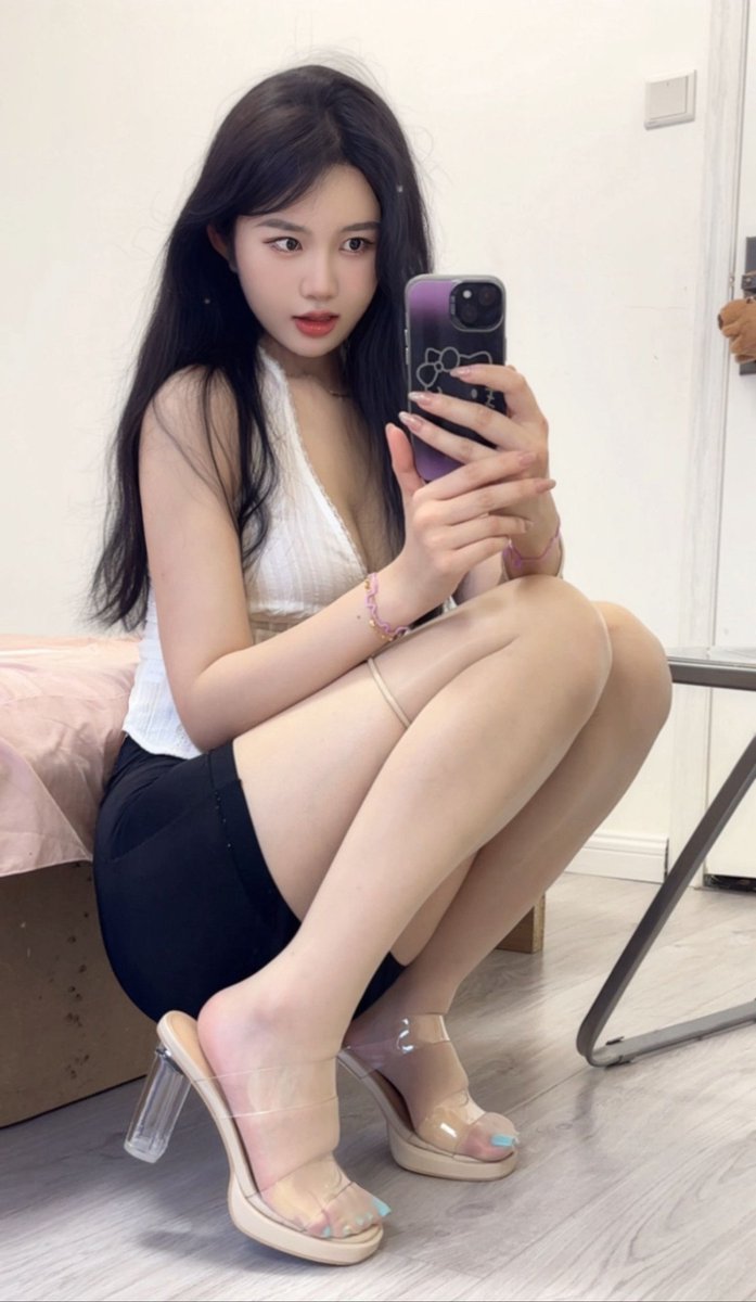 ydt223's tweet photo. 我穿短裙配絲襪
就是給大家看我漂亮的腿
婆婆媽媽是在嘰嘰喳喳什麼啊😐 https://t.co/KCDJsHoHi0
