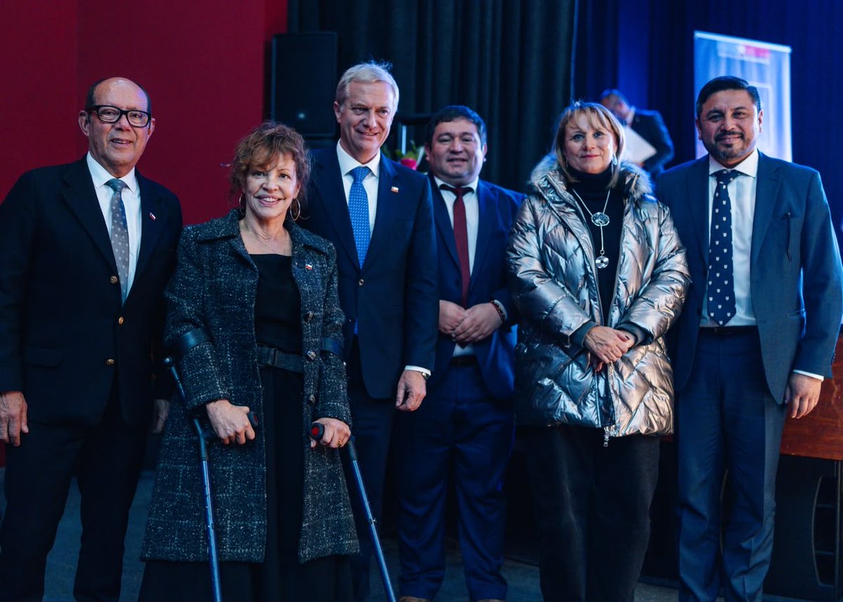PresidenteKast's tweet photo. Un título de dominio no es un papel más, sino la certeza de una propiedad para siempre. Hoy en Villarrica entregamos 100 títulos a familias de La Araucanía. Vamos a seguir trabajando para que Chile sea un país de propietarios. https://t.co/CQZ5HFAa4v