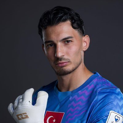 perhapsinyo's tweet photo. Fenerbahçenin kalecisi olsa hain ilan edilirdi sıfır şaka.. herif kaleyi bulan 5 şutta 4 gol yedi la https://t.co/I7yptlwLt7