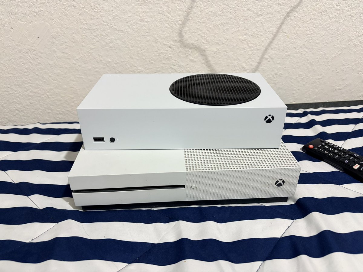 HellOnEarthXIV's tweet photo. Hoy por fin, después de negarme a hacerlo (principalmente por GTA VI) , compré un Xbox de actual generación. Y esto me hizo querer recordar todos los Xbox y el tiempo que los he tenido

Xbox 2004-2008
Xbox 360 2008-2013
Xbox One 2013-2018
Xbox One S 2018-2026
Xbox Series S 2026- https://t.co/Z6xa4Vk0BU