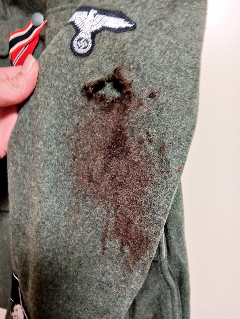 pvt_ymd's tweet photo. 実際に撮影で使用した野戦服
裏から血糊をブッシャしたので穴が空いてリアルです
来年は何人か犠牲になってほしい…(志願制)

この服には堂々と戦傷章を着けます！

#MVG #MVG2026 https://t.co/tBKfENZSR0