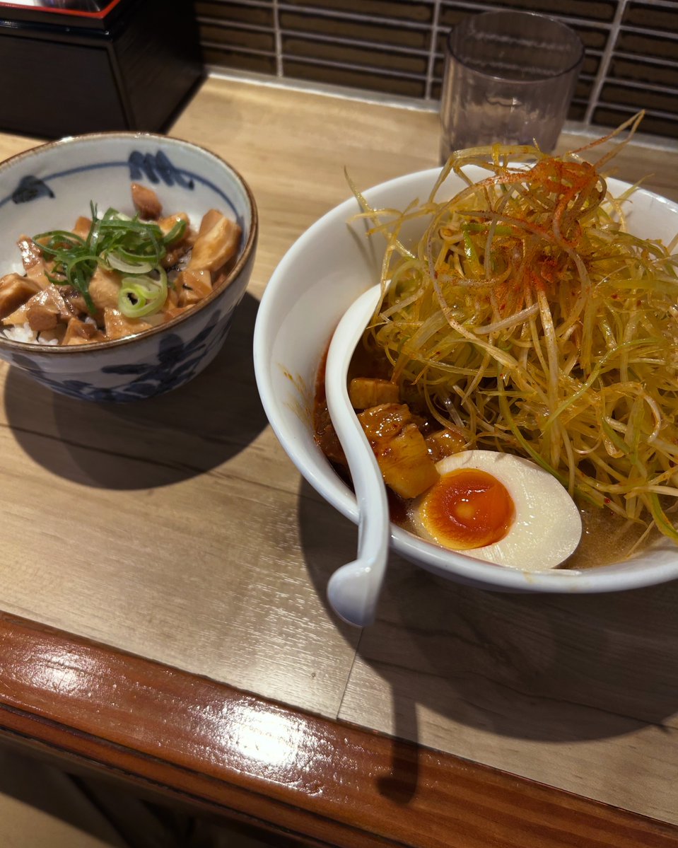 tanakaniboru's tweet photo. 明日（土��は台風をこの手で食い止める為にお休みすると思います。
以前浸水したので土嚢は積まないのかと聞かれますが、あんなもん普段どこ置いとくねん。

限定
特濃鶏白湯煮干（少なめ
二百尾
背脂煮干し生姜（漆黒ダレに変更
肉飯棒棒鶏味
替玉背脂生姜

会えない夜が、私を強くする
何卒🙏 https://t.co/NmfY4VJq5V