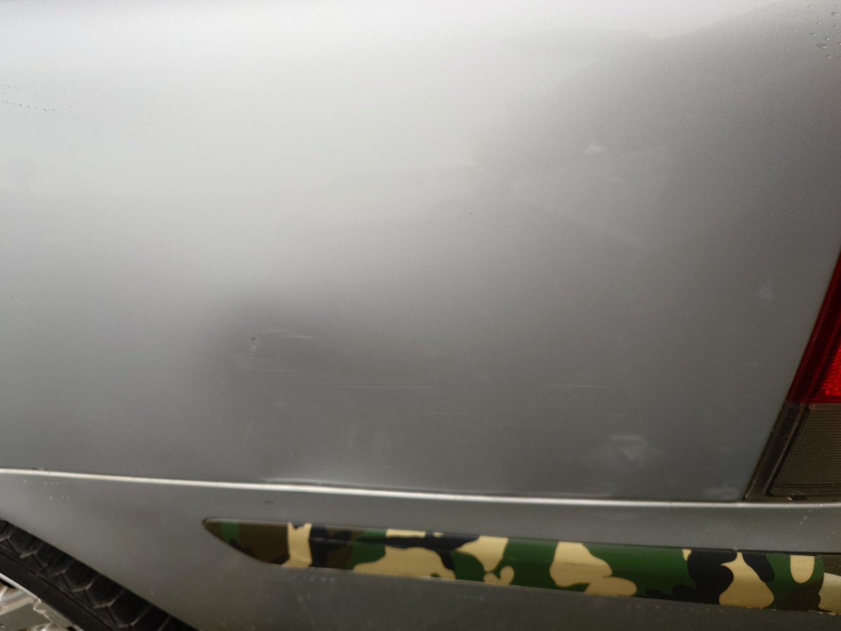 OTCHIN1's tweet photo. 雨が止んでる間に
とりあえず、ざっくり傷消し
軽いかと思っていたら、僅かな凹みと
深めのキズが……
台風過ぎたら凹みを直して軽く塗装すれば目立たたくはなるかな

あの草むらの陰にポールがある事はわかった(笑)

以後気を付けよう https://t.co/JRlGO0INJc