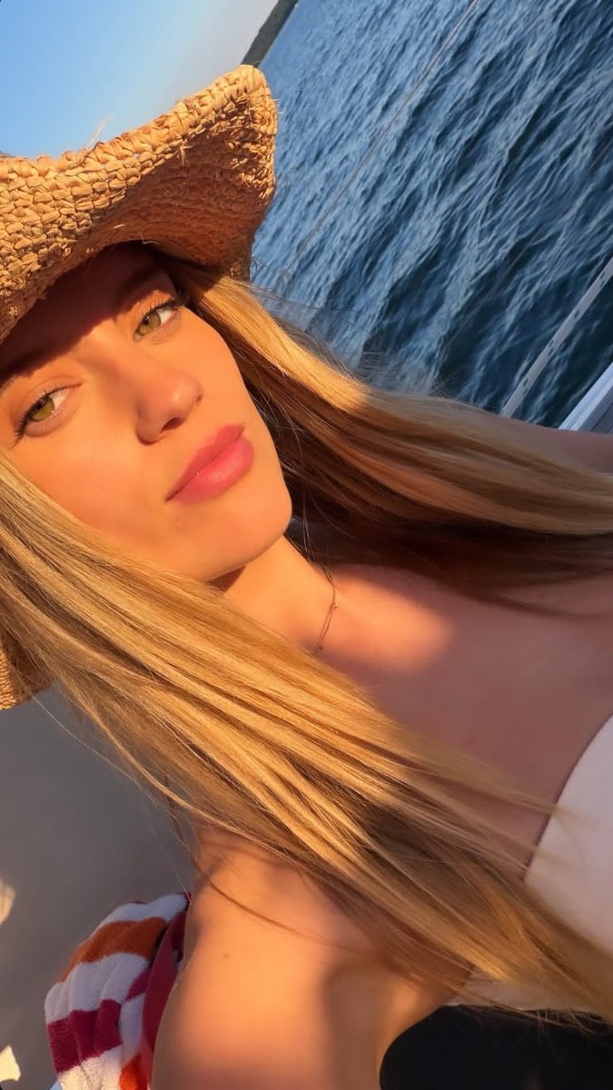 shelbystonis's tweet photo. she dips for weeks (to film, good for her) and then comes back with these?! 🫠 https://t.co/VdP7pEeewB
