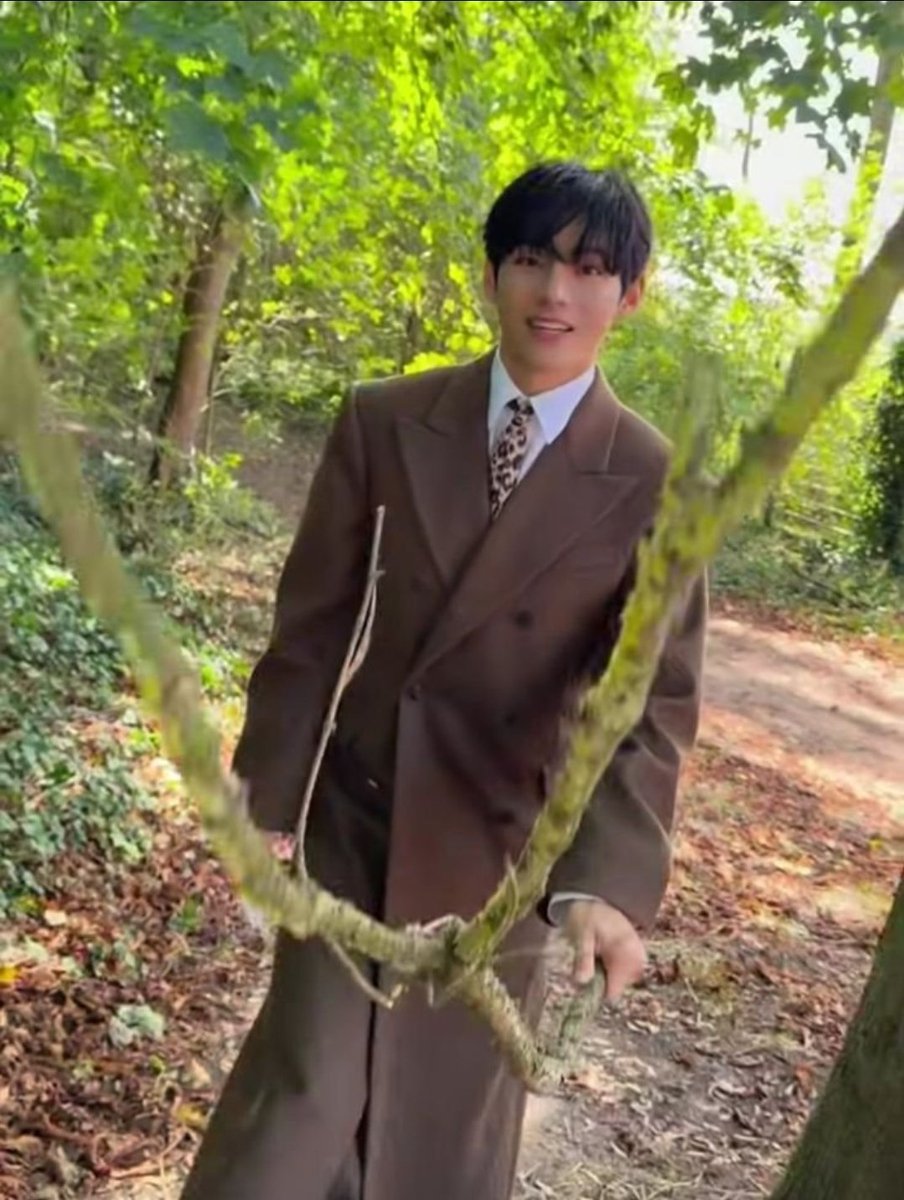 KTH_APPLEMUSIC's tweet photo. When Celine had to hide Taehyung in the forest because guests just wouldn't stop swarming him. 😭

TAEHYUNG FOR CELINE
#VxCELINE
#TAEHYUNGxCELINE https://t.co/WqisqZVEbf