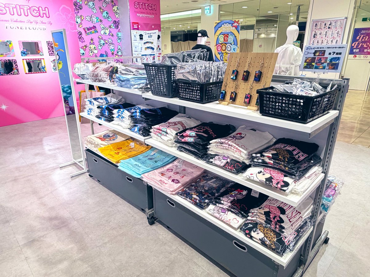 PONEYCOMB's tweet photo. 【Disney STITCH Summer Collection by PONEYCOMB】
本日6/26スティッチの日にオープンいたしました✨️
店内フォトスポットや、先行販売商品も多数！
｢スティッチ｣だけでなく｢エンジェル｣の キュートなデザインのアイテムも🎤💕︎
悪天候の日も地下通路から直結、濡れずにご来店いただけます☔️
SHIBUYA109 8F DISP!!!にてお待ちしております🙇🏻‍♀️