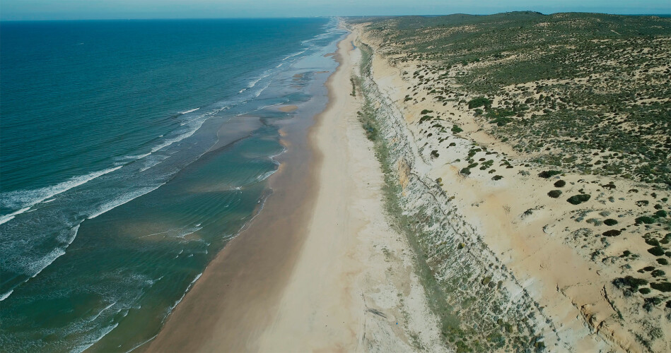 FUMATR0N's tweet photo. Huelva es un diamante por pulir, pero a mí me gusta este diamante así: puro, en bruto, sin pulir. Me gusta que sea un mineral más, una piedra, una roca; no una joya con altísimo valor que solo se puedan permitir unos pocos. https://t.co/zzAdfRb3cS