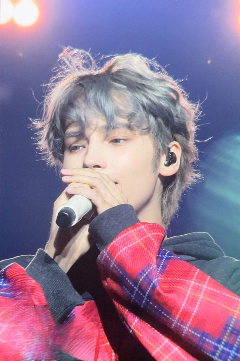 hrts4hyuka's tweet photo. im so fond of his wavy blue hair and plaid snoopy hoodie https://t.co/u5CdBiBtLf