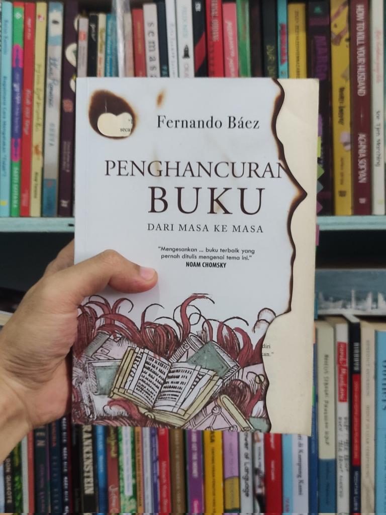 ridoarbain's tweet photo. Ada satu bab menarik dalam buku “Penghancuran Buku dari Masa ke Masa”, ketika Fernando Báez memaparkan bahwa penghancuran buku juga sangat mungkin terjadi akibat musuh alami buku, yakni larva ngengat—termasuk juga rayap—yang bisa menyulap ribuan karya menjadi butiran debu.

Alasannya, serangga pemakan tanaman sangat tertarik pada selulosa yang ada pada kertas dan jilidan buku. Beberapa jenis perekat (lem) yang digunakan untuk menjilid buku aslinya berasal dari tanaman yang juga menarik serangga, seperti pasta yang terbuat dari gelatin.

Jadi, benar kata Nica, kalau buku menguning itu bukan masalah besar, sebab musuh buku yang sebenarnya adalah rayap (dan kadang-kadang juga aparat).