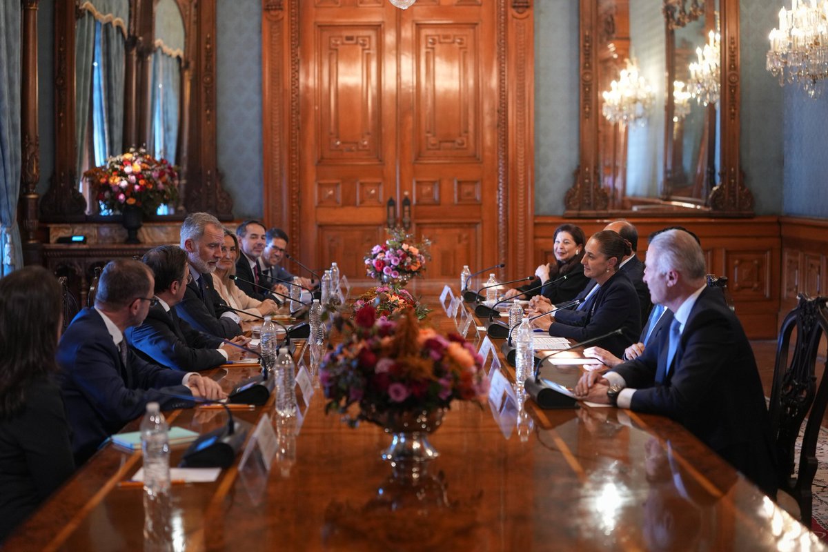 la_shunca's tweet photo. México y España fortalecen el diálogo con respeto mutuo y visión de futuro ¡Así se hace política exterior en #Mexico! 🇲🇽🤝🇪🇸

#ClaudiaSheinbaum #PalacioNacional #México #España #Diplomacia #Soberanía #RelacionesInternacionales #4T #Transformación https://t.co/5XfsG42wjD