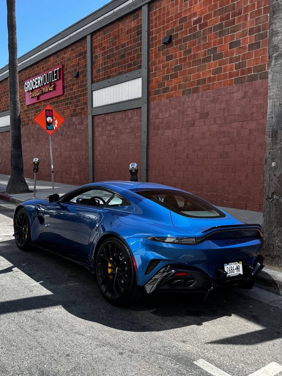 TheAutoHub's tweet photo. Aston Martin Vantage S https://t.co/SQYdibNfFk