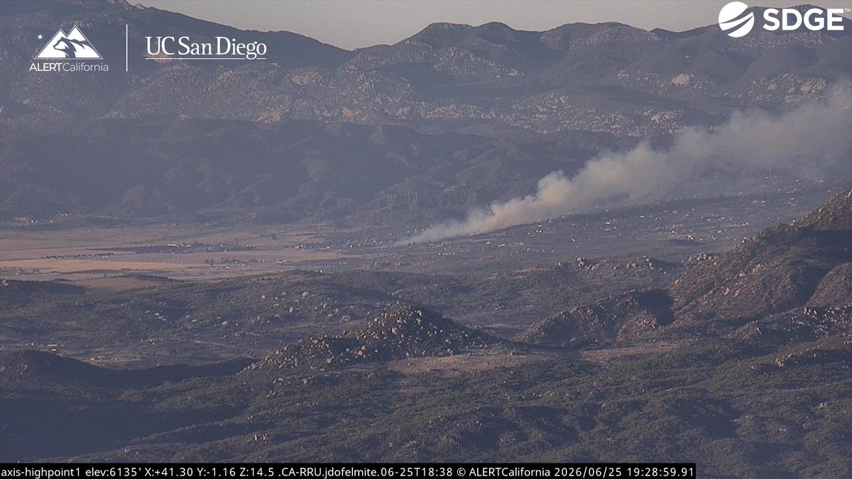 DanielFireTruck's tweet photo. #RollingFire AA310 is Reporting 25-30 acres, the left flank is holding at a road, Retardant was tripled at the head and checked up and Retardant was dropped on the right flank.
3 Air Tankers are in orbit, Helicopters are making drops. https://t.co/RR2VZwfyXg