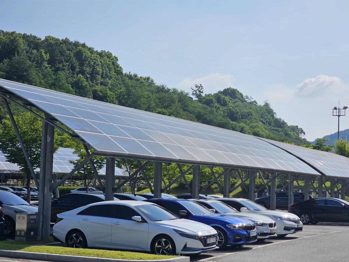 Victorokeke_'s tweet photo. South Korea has this policy where all new and old public and private parking lots with over 80 spaces (or bigger than 1,000 m²) have to put in solar canopies and carports. These ones are found in my school. https://t.co/T6Y4BBA53v