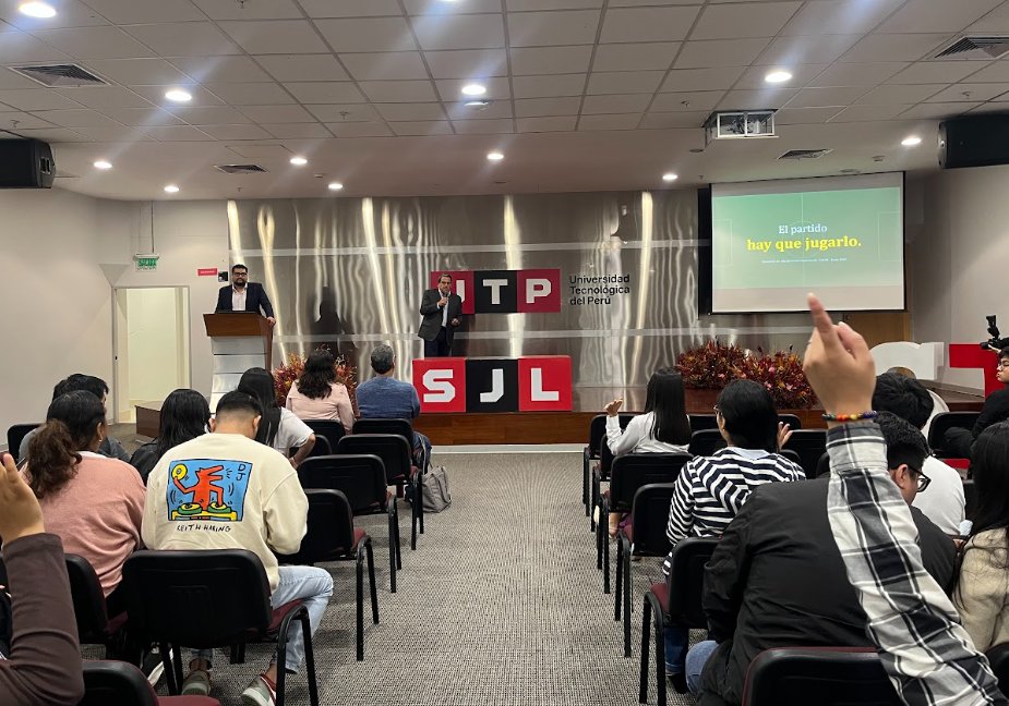 rauldiazdiaz's tweet photo. El Perú necesita que más personas salgamos a jugar el partido.

Estos días compartí 4 aprendizajes con cientos de jóvenes en los Encuentros de @caene_educacion, en la @UniversidadUTP y @OficialCibertec.

No les hablé de un cargo. Les hablé de esto:
⚽️La reputación se gana haciendo, no solo comunicando.
⚽️La credibilidad nace de los hechos y de cumplir lo que prometes. Y los contextos difíciles exigen elegir tu respuesta: pausa, escucha, corrige, actúa.
⚽️La gente lo es todo. Nada sostenible se construye solo.
⚽️Hay que ser activistas de lo que hacemos bien: no desde el protagonismo, sino desde la responsabilidad de defender lo que genera valor.

A los que se preparan para liderar el país: el liderazgo no empieza cuando llega un cargo. Empieza cuando decides involucrarte.

El partido se juega en la cancha. No en la tribuna. 🇵🇪