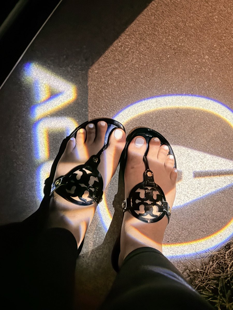 Soleaa2ek's tweet photo. Just a little tease before the main event. 💋
#feetfetısh #feet https://t.co/DwVk2fTxyh