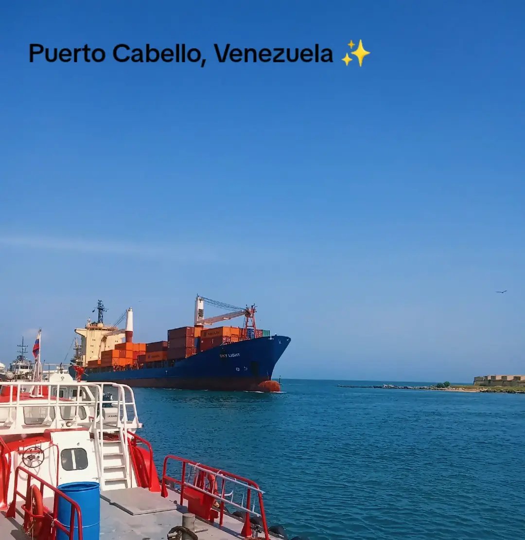 berrapedro's tweet photo. Cada nave que entra al puerto parece sumar a esa magia que tiene, su razón de ser. Los sonidos y olores del mar, las olas, para mí reflejan un sentido de su existencia. A observar 👍 https://t.co/CgXqFaPZsX
