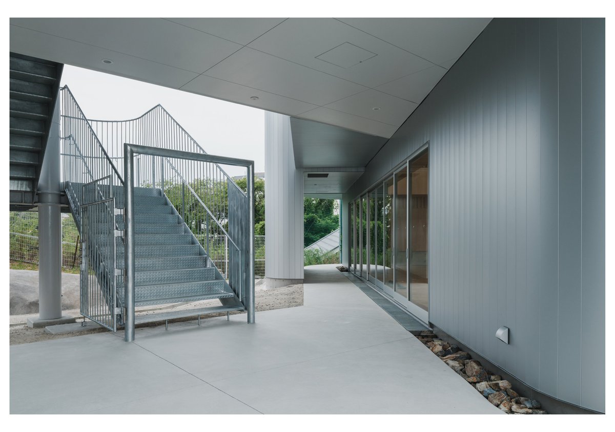 bianco10's tweet photo. 建築の撮影でよくあるのが「目の前の景色が重要そうなんだけどどう写真で切り取って良いかわからない」場合があります。

そもそもちゃんと観察していないと気がつけない空間というものがあります。

今回は斜めのラインが多く走る空間です。
写真内にラインが多くある場合はラインを減らせる立ち位置を探します。

空間の構造を分割して頭の中で整理しています。

現地に行ってみたら、ただ通り過ぎてしまう廊下のような空間ですが写真として成立できるように毎回注意しています
