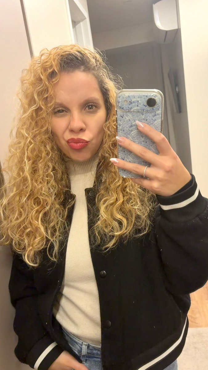 leee_ap's tweet photo. Bad hair day https://t.co/zrb9KFjA2S