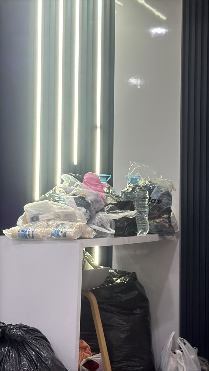 jmarrrco's tweet photo. Tengo un camión cargado de insumos, ropa, etc en Barinas. Voy saliendo a La Guaira mañana a las 11:00am pero necesito confirmación de que hay paso de civiles sin inconveniente. https://t.co/vk6kgVp6Ex