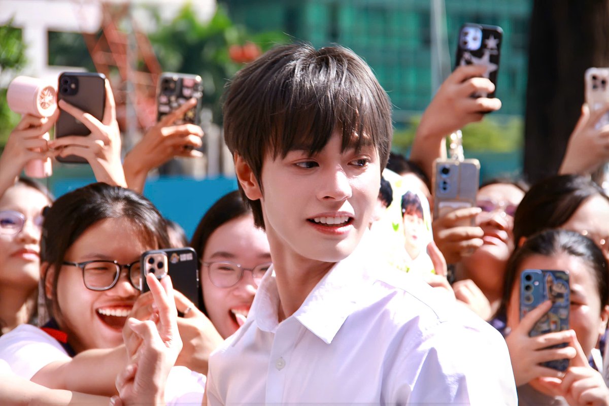DHH_fanpage's tweet photo. ✨ DANG HONG HAI at this morning's "When Artists Are Soldiers" Talk Show. 🇻🇳

#DANGHONGHAI #당홍하이 #HAILIGHT #LIGHTFORHAI #Tinhasayhi https://t.co/EOIpKf6SuP
