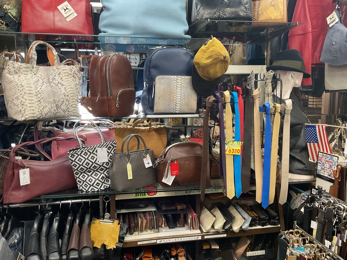 YANPI_Leather's tweet photo. 本日も開店です！
今日はあいにくの天気模様、ジメジメムシムシ気分も下降気味になっちゃいますね。
そんな中でも朗報です！うちの店の取り扱い商品に新しいラインナップが登��しました！
ぜひ探しにきてくださいね！ https://t.co/h559rQaZF8