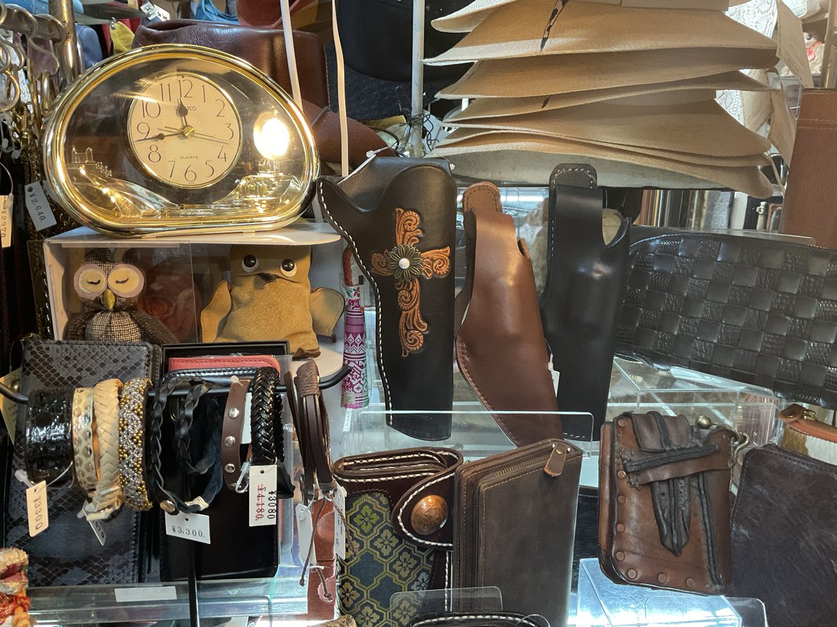 YANPI_Leather's tweet photo. 本日も開店です！
今日はあいにくの天気模様、ジメジメムシムシ気分も下降気味になっちゃいますね。
そんな中でも朗報です！うちの店の取り扱い商品に新しいラインナップが登��しました！
ぜひ探しにきてくださいね！ https://t.co/h559rQaZF8