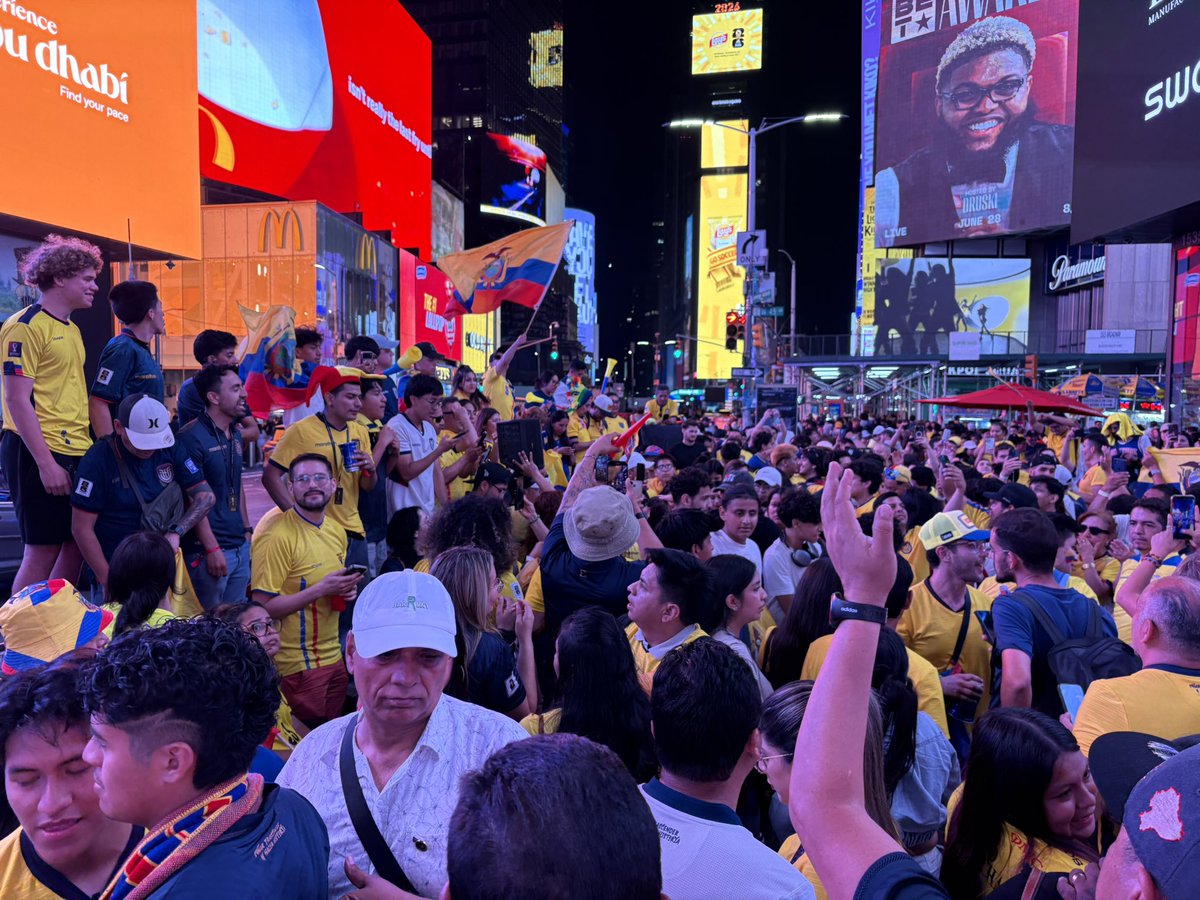 Diario_Super's tweet photo. Los ecuatorianos se volvieron a tomar Times Square para celebrar la clasificación de #Ecuador a la siguiente ronda del Mundial ⚽️🔥

📸 @JoseCarlosVasq https://t.co/nPicBrk2ca