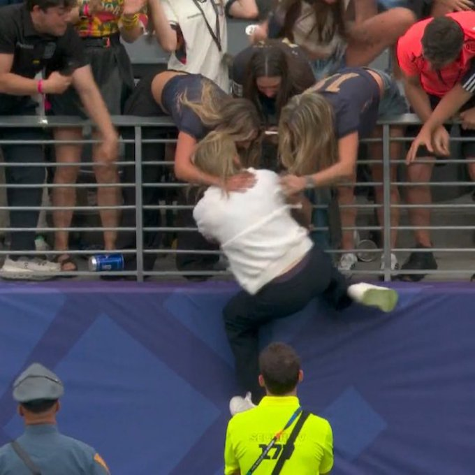 ciyiei's tweet photo. increible como pones el resumen del partido y cada frame es mas historico que otro https://t.co/09NLNgvRjB