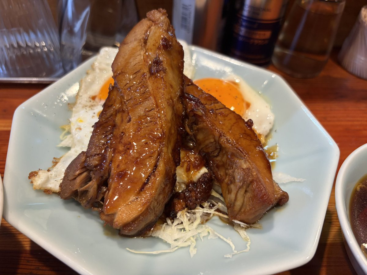 kuula9337's tweet photo. 近くにあることは知っていてUberでも頼めるんだけども、店で食うのは初めて。流石に不味い訳が無い味。年齢を考えなければ米を増したい。 https://t.co/2MFp9F6B8z