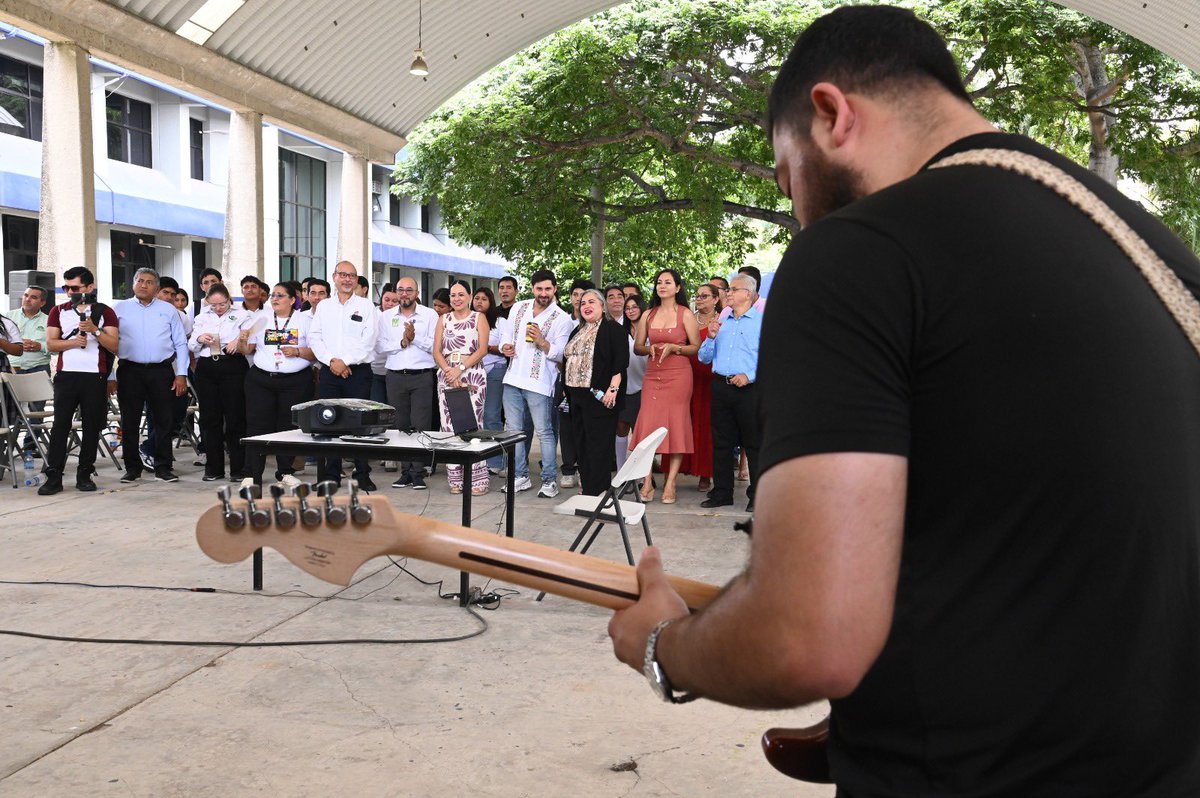 SETabasco's tweet photo. La estrategia, impulsada por la @SEP_mx y el @imjuvemx, promueve la cultura de paz mediante el arte, la participación juvenil y la prevención. En la #SETAB fortalecemos a las escuelas como espacios de encuentro, inclusión y transformación social. https://t.co/iC8VaUYTcN