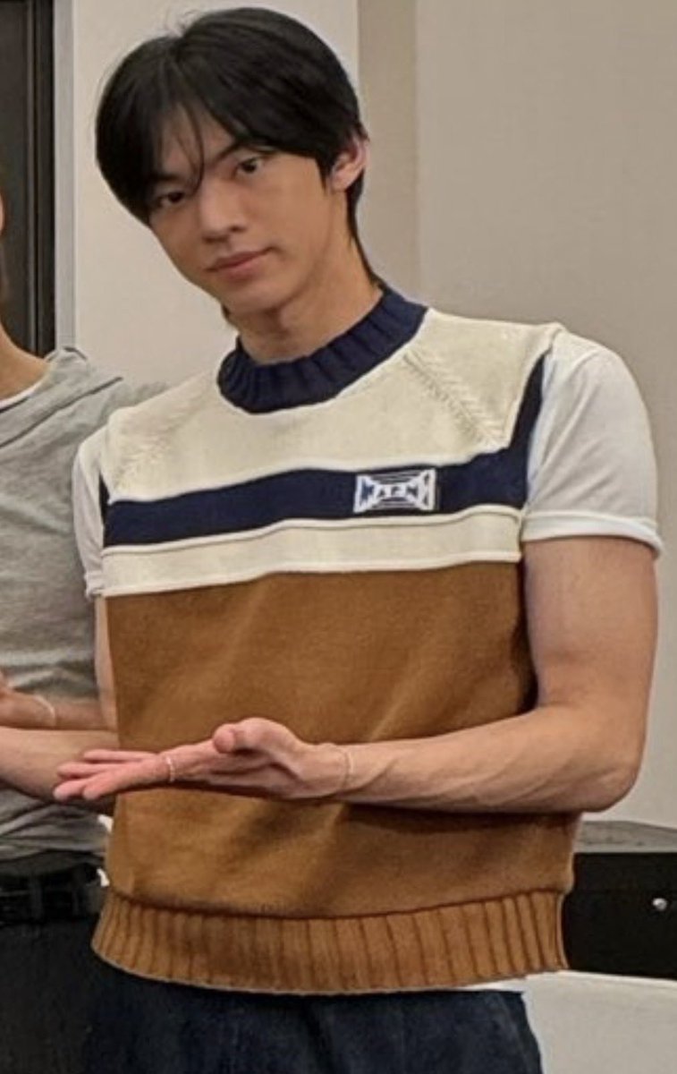 smileflawerr's tweet photo. is malaysia really that hot for his veins to be bulging like that https://t.co/RmZdqUAX5x