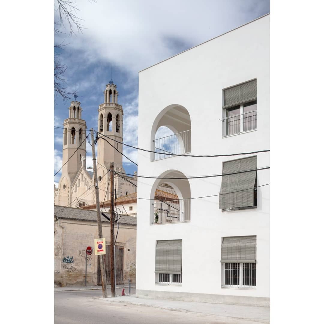 _javiergavin's tweet photo. 10 VIVIENDAS DE PROTECCIÓN PÚBLICA EN SANTA MARGALIDA, MALLORCA
IBAVI - Instituto Balear de la Vivienda

En las plantas superiores, se aprovecha la reducida profundidad del edificio para generar viviendas pasantes con doble orientación,… https://t.co/q7pFdgCgkZ