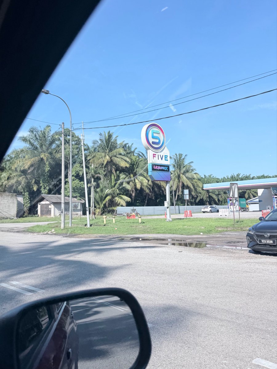 seposenys's tweet photo. Kalau jumpa five ni, maksudnya dah masuk kawasan pendalaman la tu 🤣 https://t.co/wtbKzAA1K4