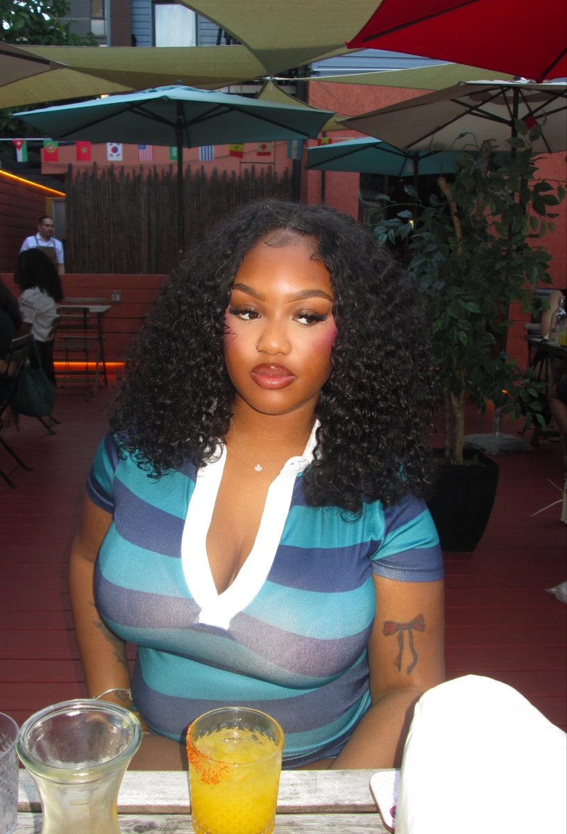 poundc4kes's tweet photo. summer in nyc 💕🍹🎀 https://t.co/mqe3fudmy8