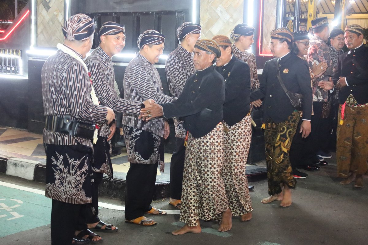 kodim0804's tweet photo. Magetan. – Komandan Kodim 0804 Magetan Letkol Inf Omi Girindra Sasmito didampingi Ketua Persit KCK Cabang XVIII Kodim 0804 Magetan Ny. Yudhi Anggorowati menghadiri kegiatan “Gumolong  Lampah Hastungkara Andum Berkah Rahayu”. Kamis (25/6/2026). https://t.co/FgjYcf7UKH