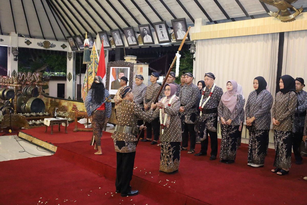 kodim0804's tweet photo. Magetan. – Komandan Kodim 0804 Magetan Letkol Inf Omi Girindra Sasmito didampingi Ketua Persit KCK Cabang XVIII Kodim 0804 Magetan Ny. Yudhi Anggorowati menghadiri kegiatan “Gumolong  Lampah Hastungkara Andum Berkah Rahayu”. Kamis (25/6/2026). https://t.co/FgjYcf7UKH