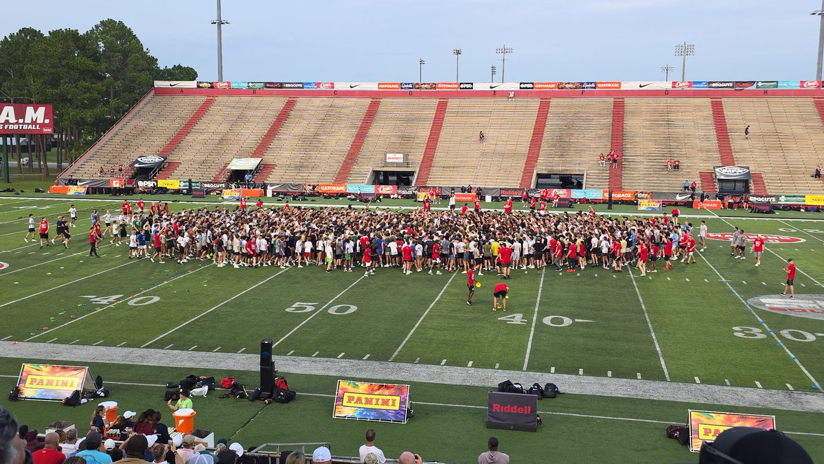 Britten_F9's tweet photo. First day at the Manning Passing Academy! 

#manningpassingacademy #clemson https://t.co/0QdarZGXx0